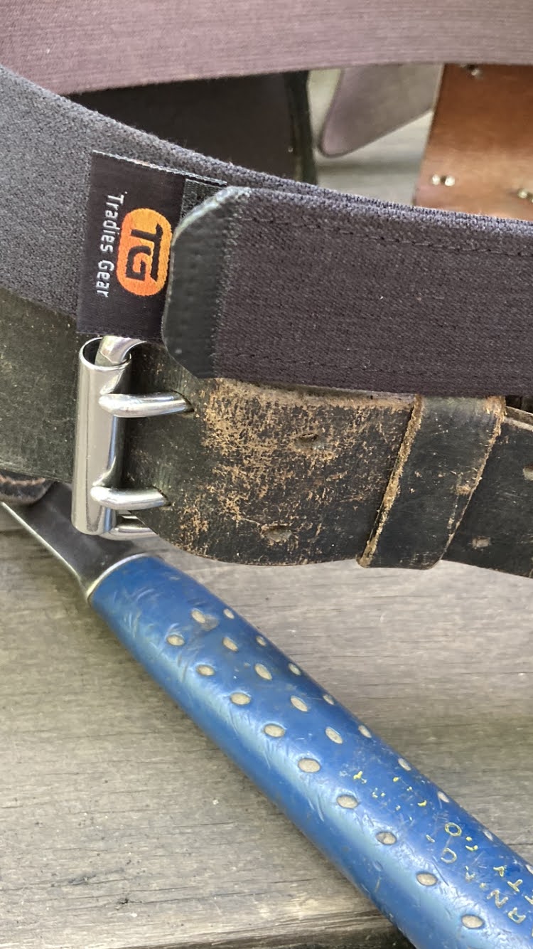 Demonstrates bulky buckle and rigid leather belt alongside No Buckle Belt.The primary fastening mechanism is Velcro, allowing for quick adjustments and a secure fit.