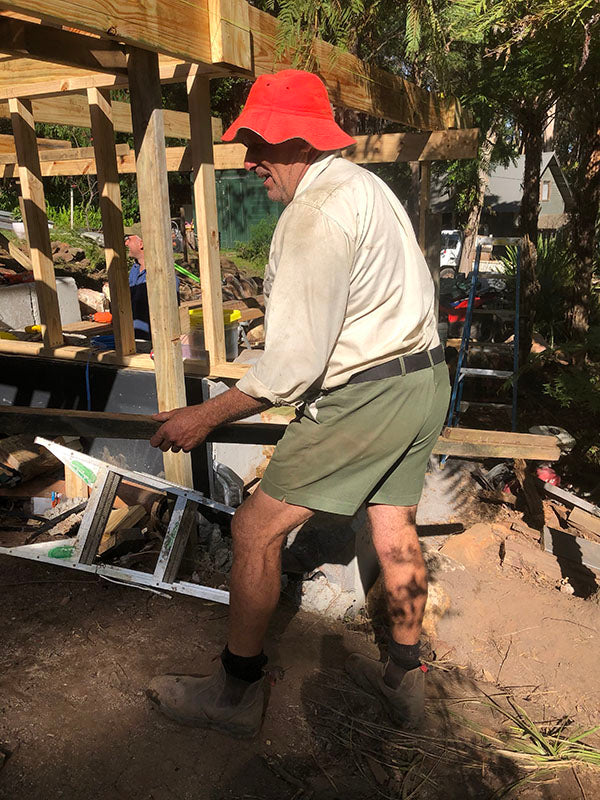 Worker wearing the Tradies Gear No-Buckle Belt on a construction site, demonstrating active use and comfort during physical tasks.