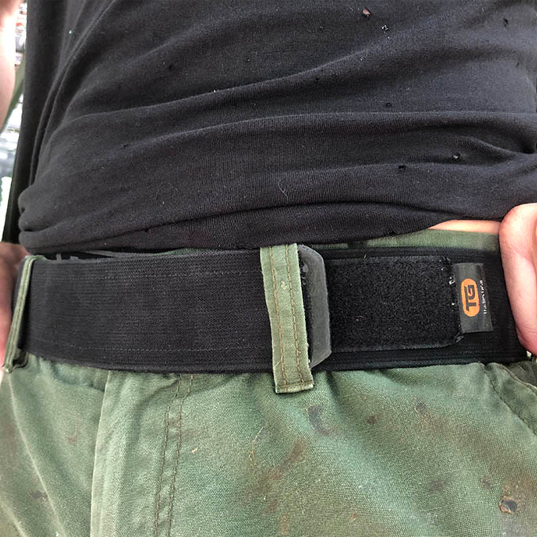 Tradies Gear no-buckle belt worn with work pants, showing secure Velcro fastening and comfortable fit. Durable, long lasting on tough b=jobsites