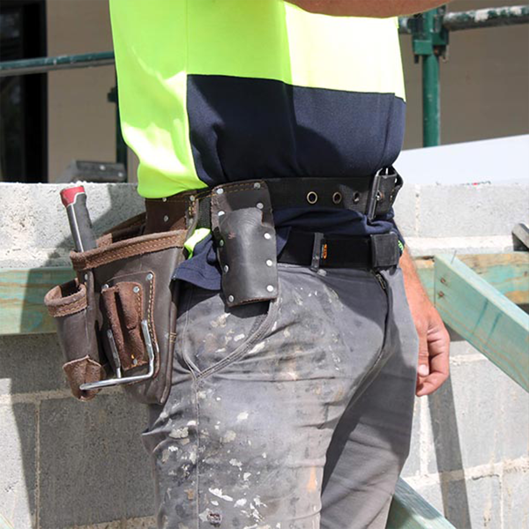 Tradies Gear No-Buckle Belt paired with workwear. Fits flush under tool belt